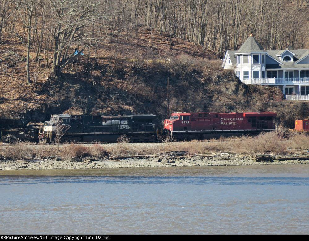 NS 9641, CP 8722 on CSX Q567